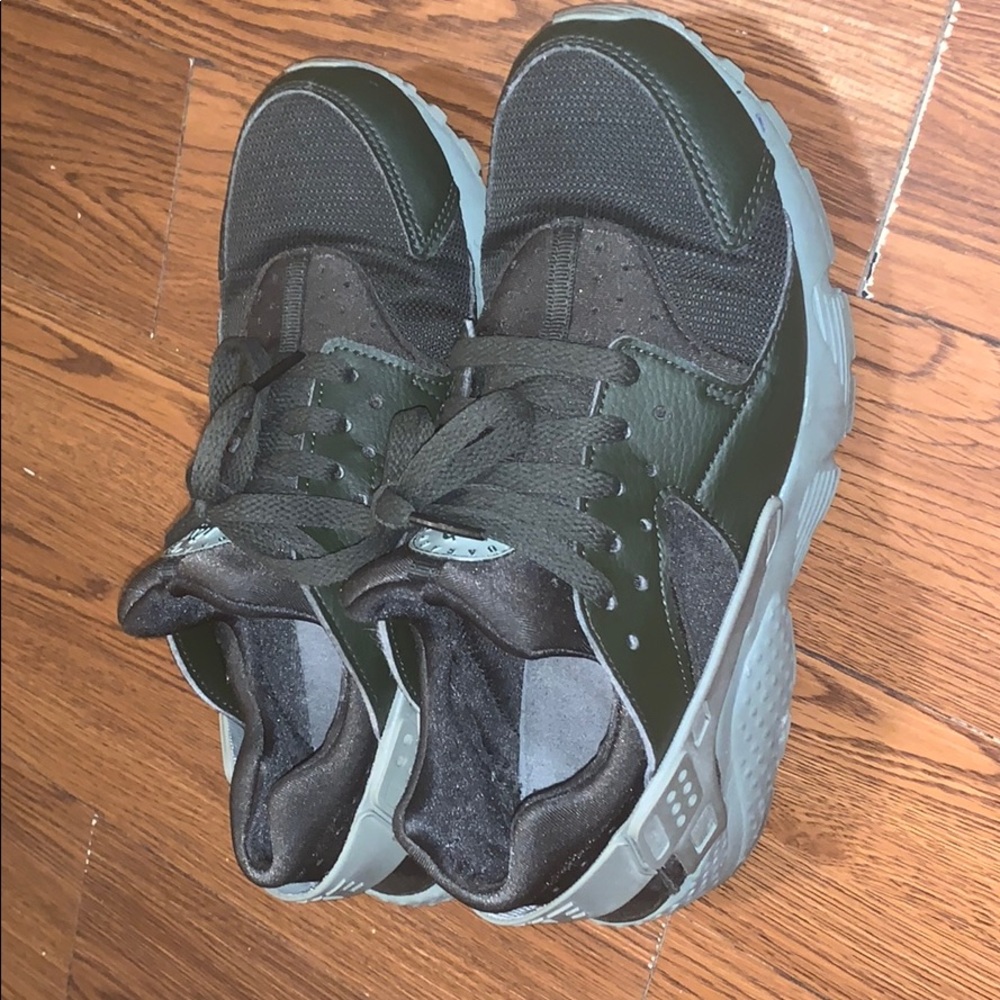 Nike huaraches olive green